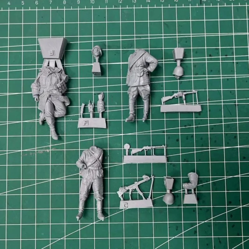 1/35 WWII Soviet Infantry and Fallen German Soldier, 8 Figures, Resin Model Figure Kit, Unassembled and Unpainted