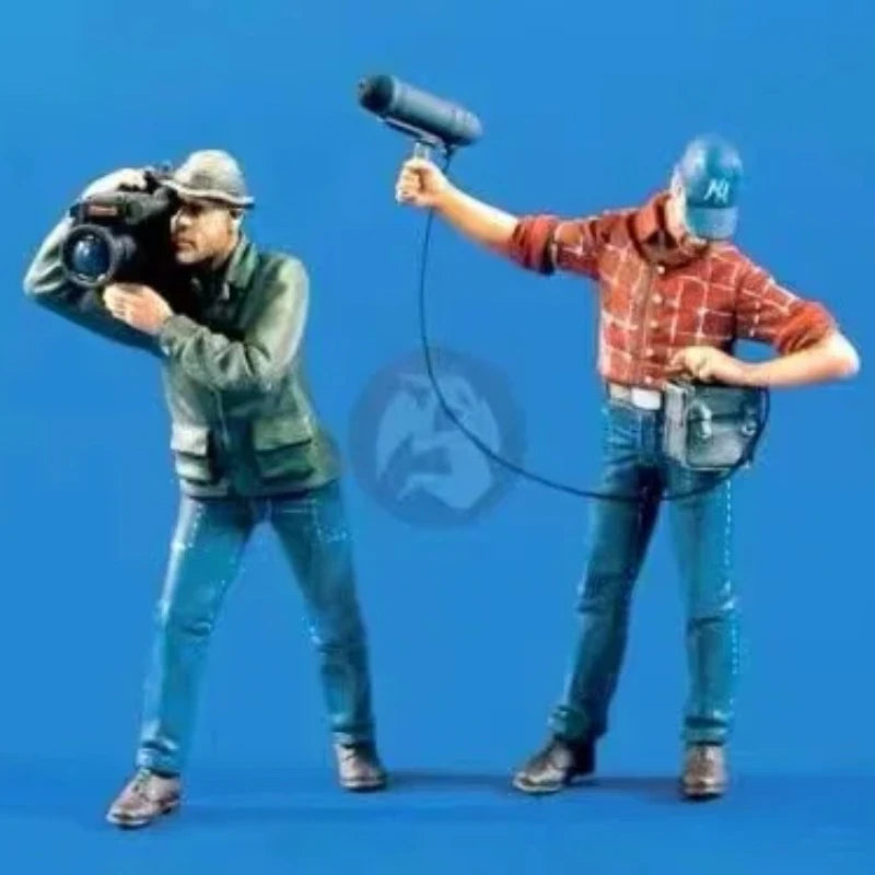 1/35 Modern Journalist & Photographer, 2 Figures, Resin Model Figure Kit, Unassembled and Unpainted