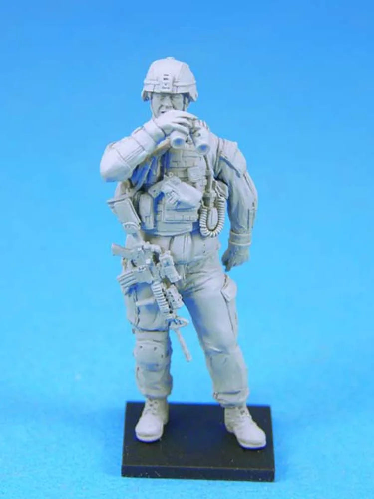 1/35 Modern Soldier Adjusting Tactical Gear, Resin Model Figure Kit, Unassembled and Unpainted