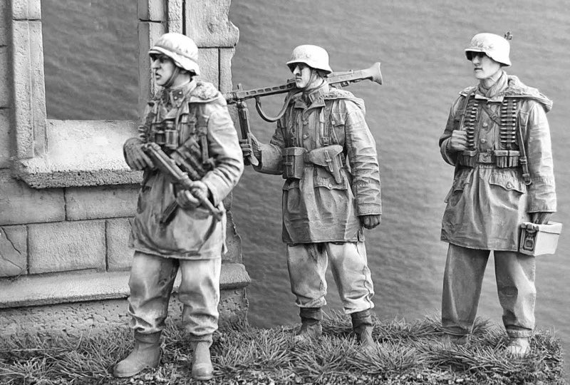 1/35 WWII German Infantry Squad Assaulting Fortification, 3 Figures, Resin Model Figure Kit, Unassembled and Unpainted