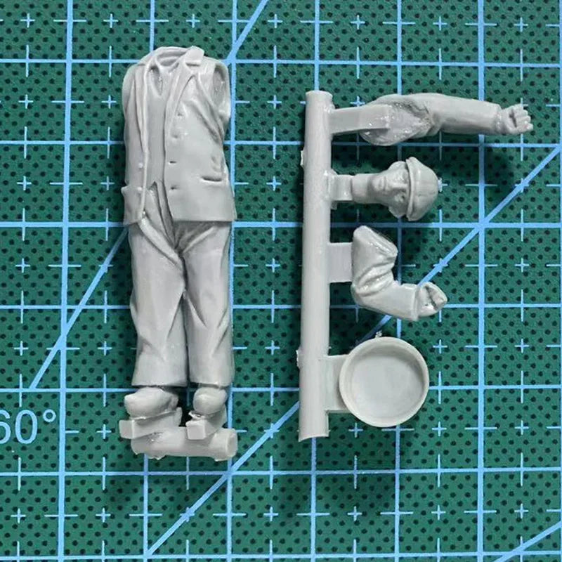 1/35 Elderly Civilian with Bucket, Resin Model Figure Kit, Historical Theme, Unassembled and Unpainted