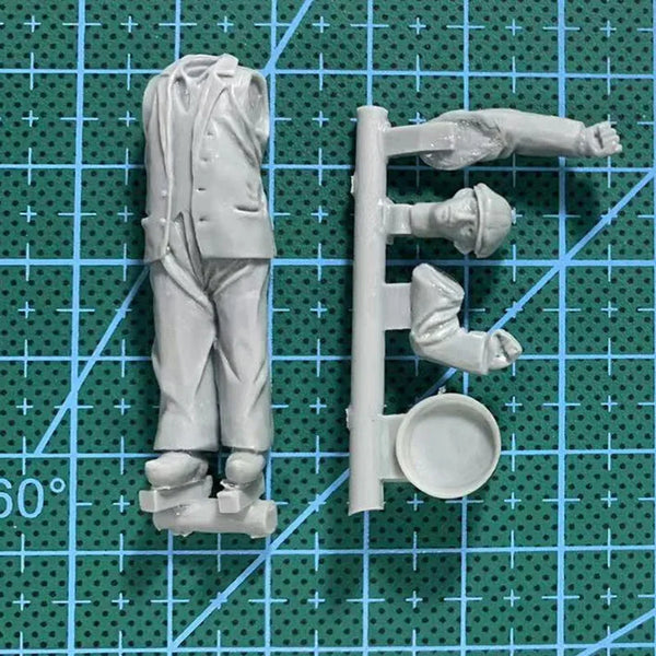 1/35 Elderly Civilian with Bucket, Resin Model Figure Kit, Historical Theme, Unassembled and Unpainted