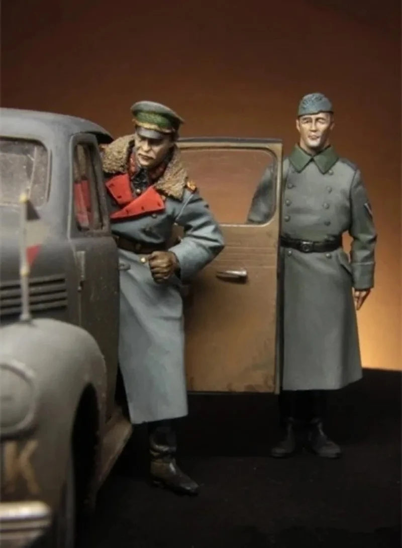 1/35 WWII German General and Driver, 2 Figures, Resin Model Figure Kit, Unassembled and Unpainted