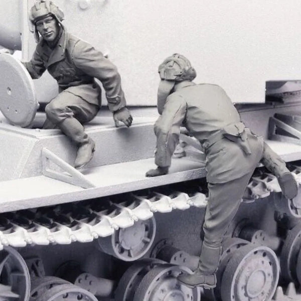 1/35 WWII German Panzer Crew in Action Positions, 2 Figures, Resin Model Figure Kit, Unassembled and Unpainted