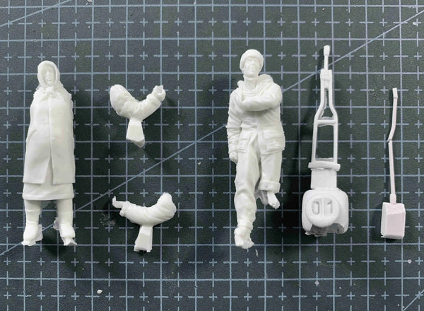1/35 WWII Injured Soldier & Civilian, 2 Figures, Resin Model Figure Kit, Unassembled and Unpainted