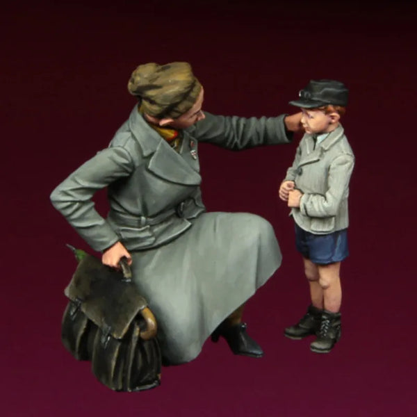 1/35 Early 20th Century European Woman and Boy, 2 Figures, Resin Model Figure Kit, Historical Theme, Unassembled and Unpainted