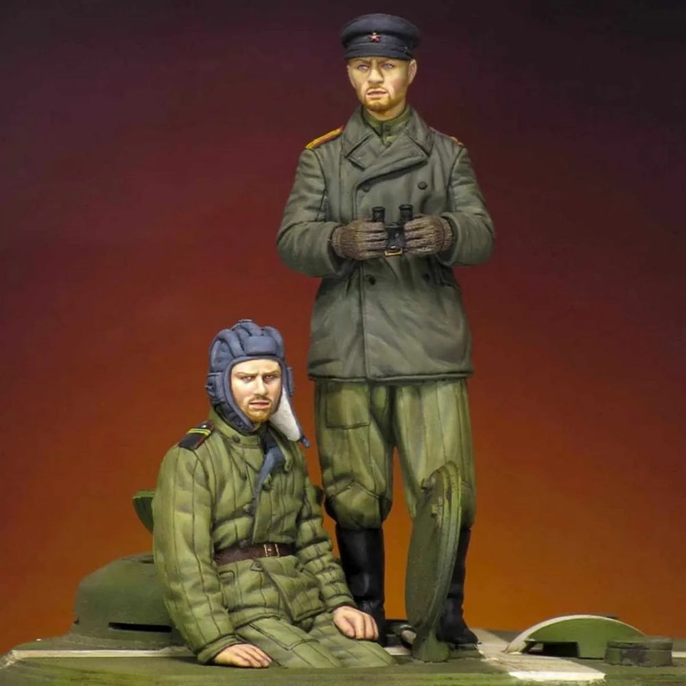 1/35 WWII Soviet Tank Crew Winter Uniforms, 2 Figures, Resin Model Figure Kit, Unassembled and Unpainted