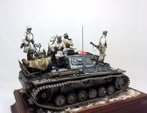 1/35 WWII German Armored Vehicle Crew, 6 Figures, Resin Model Figure Kit, Unassembled and Unpainted