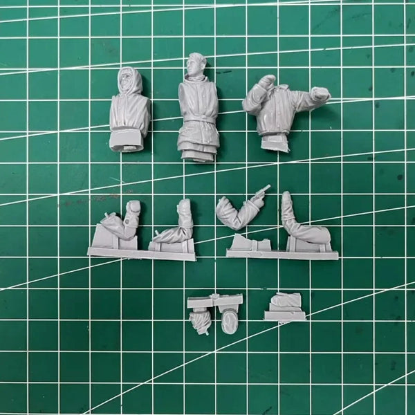 1/35 WWII Tank Crew and Soldiers, 7 Figures, Resin Model Figure Kit, Unassembled and Unpainted