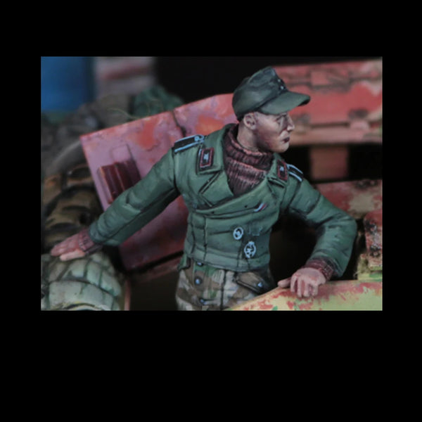 1/35 WWII German Officer Reaching in Field Uniform, Resin Model Figure Kit, Unassembled and Unpainted