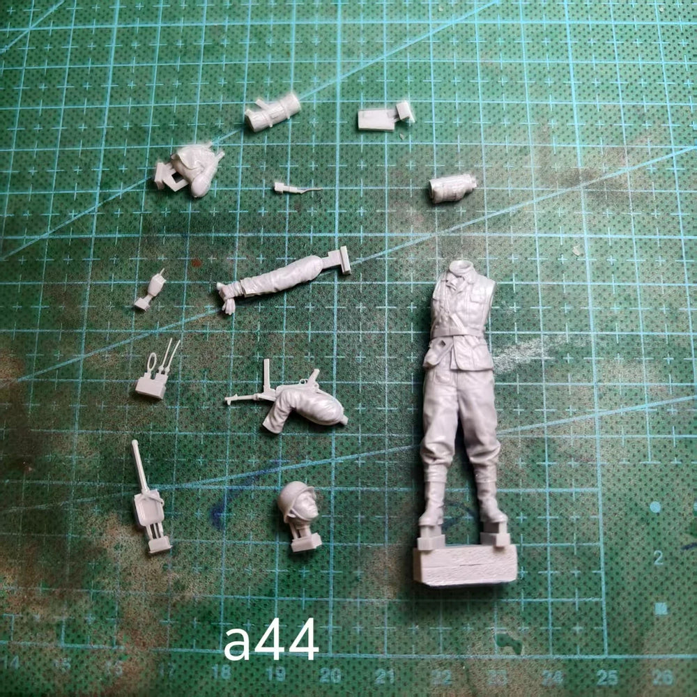 1/35 WWII German Infantry Rifleman with Fixed Bayonet, Resin Model Figure Kit, Unassembled and Unpainted