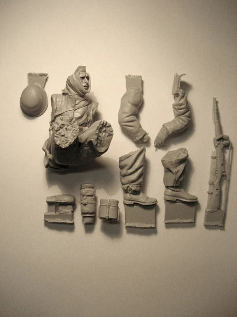 1/16 WWI German Infantryman Resting with Rifle, Resin Model Figure Kit, Unassembled and Unpainted