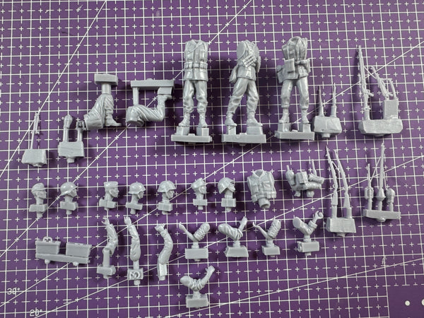1/35 WWII Allied Combat Soldiers, 4 Figures, Resin Model Figure Kit, Unassembled and Unpainted