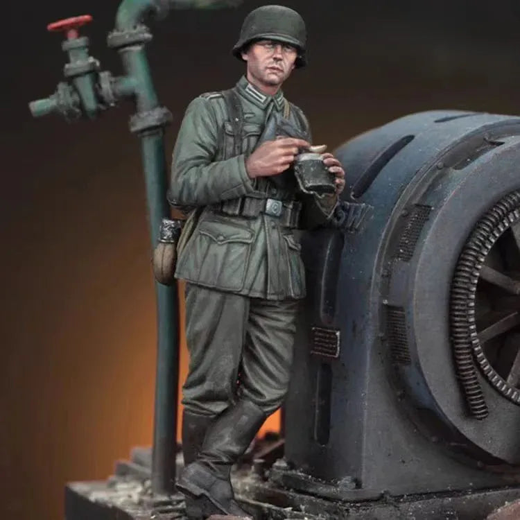 1/35 WWII German Machine Gunner Checking Weapon, Resin Model Figure Kit, Unassembled and Unpainted