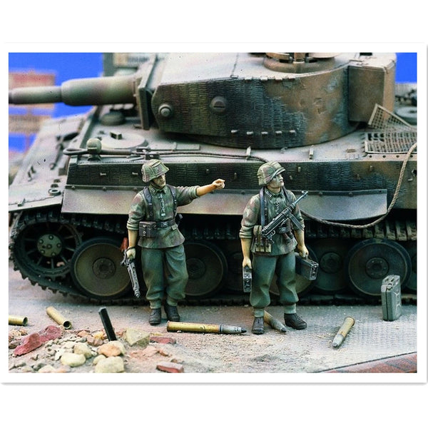 1/35 WWII German Tank Ammunition Resupply, 2 Figures, Resin Model Vehicle Kit, Unassembled and Unpainted