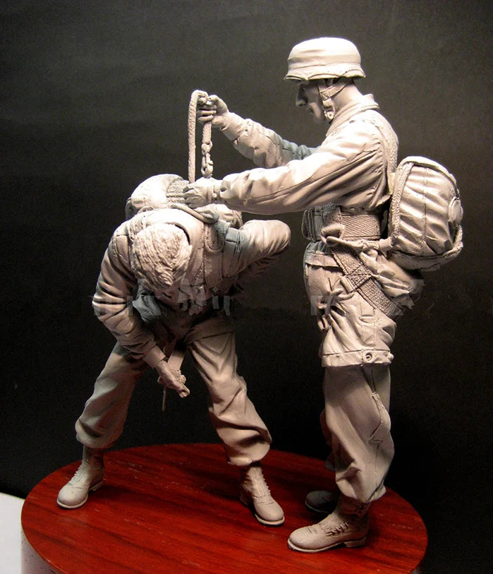 1/16 WWI British Infantry Exchanging Ammunition, 2 Figures, Resin Model Figure Kit, Unassembled and Unpainted