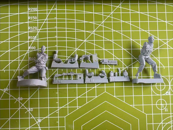 1/35 Modern Tactical Operators Assaulting, 2 Figures, Resin Model Figure Kit, Unassembled and Unpainted