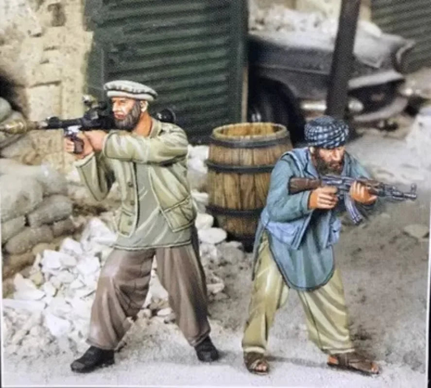 1/35 Modern Militia Fighters in Long Coats with Rifles, 2 Figures, Resin Model Figure Kit, Unassembled and Unpainted