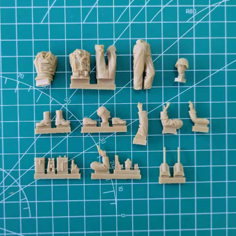 1/35 WWII Tanker Crew, 2 Figures, Resin Model Figure Kit, Unassembled and Unpainted