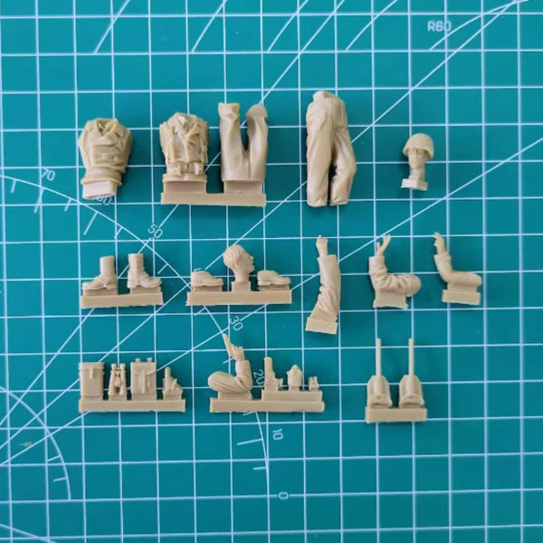 1/35 WWII Tanker Crew, 2 Figures, Resin Model Figure Kit, Unassembled and Unpainted