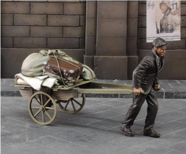 1/35 WWII Civilian Evacuees, 3 Figures, Resin Model Figure Kit, Unassembled and Unpainted