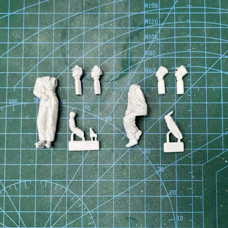 1/35 WWII German Panzer Commander in Tan Uniform with Headphones, 2 Figures, Resin Model Figure Kit, Unassembled and Unpainted