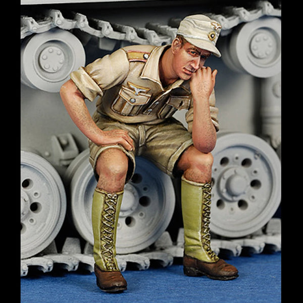 1/35 WWII German DAK Infantryman Kneeling, Resin Model Figure Kit, Unassembled and Unpainted