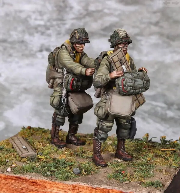 1/35 WWII Soldiers with Tactical Gear, 2 Figures, Resin Model Figure Kit, Unassembled and Unpainted