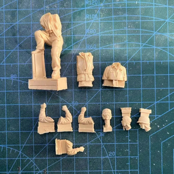 1/35 WWII US Tank Crew with Casualty, 4 Figures, Resin Model Figure Kit, Unassembled and Unpainted