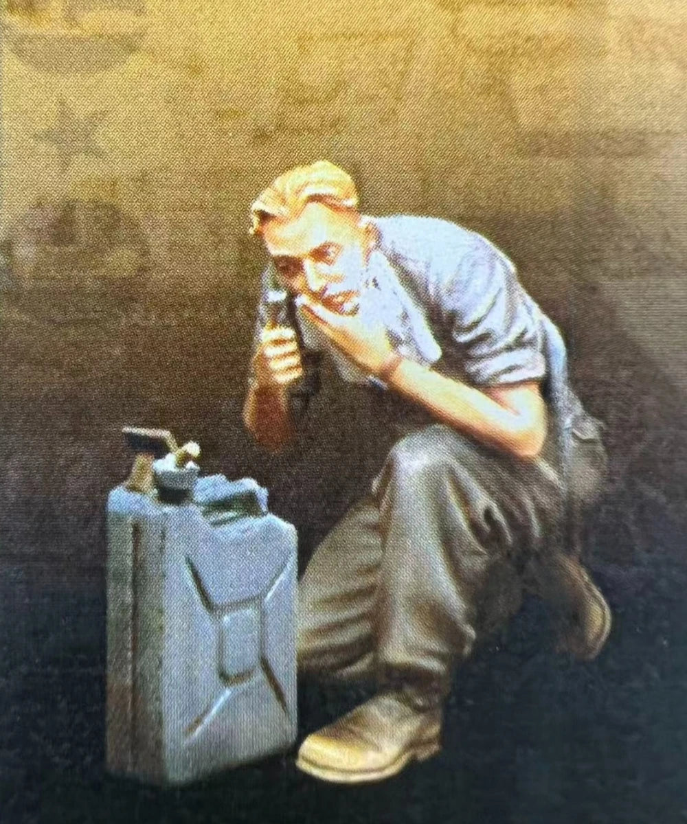 1/35 Modern Weary Soldier Smoking with Jerry Can, Resin Model Figure Kit, Unassembled and Unpainted