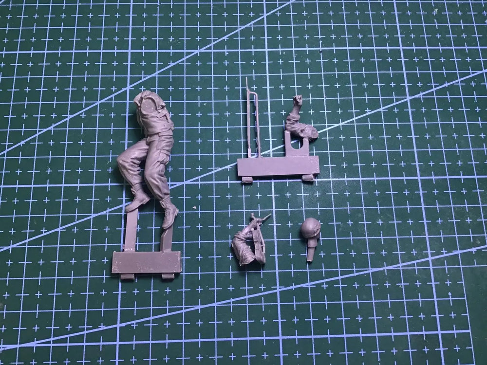 1/35 Modern Israeli Soldier Crouched on Ledge Aiming Rifle, Resin Model Figure Kit, Unassembled and Unpainted