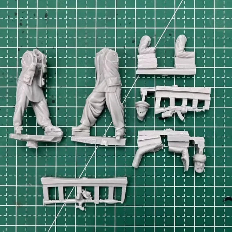 1/35 Modern Militia Fighters in Long Coats with Rifles, 2 Figures, Resin Model Figure Kit, Unassembled and Unpainted