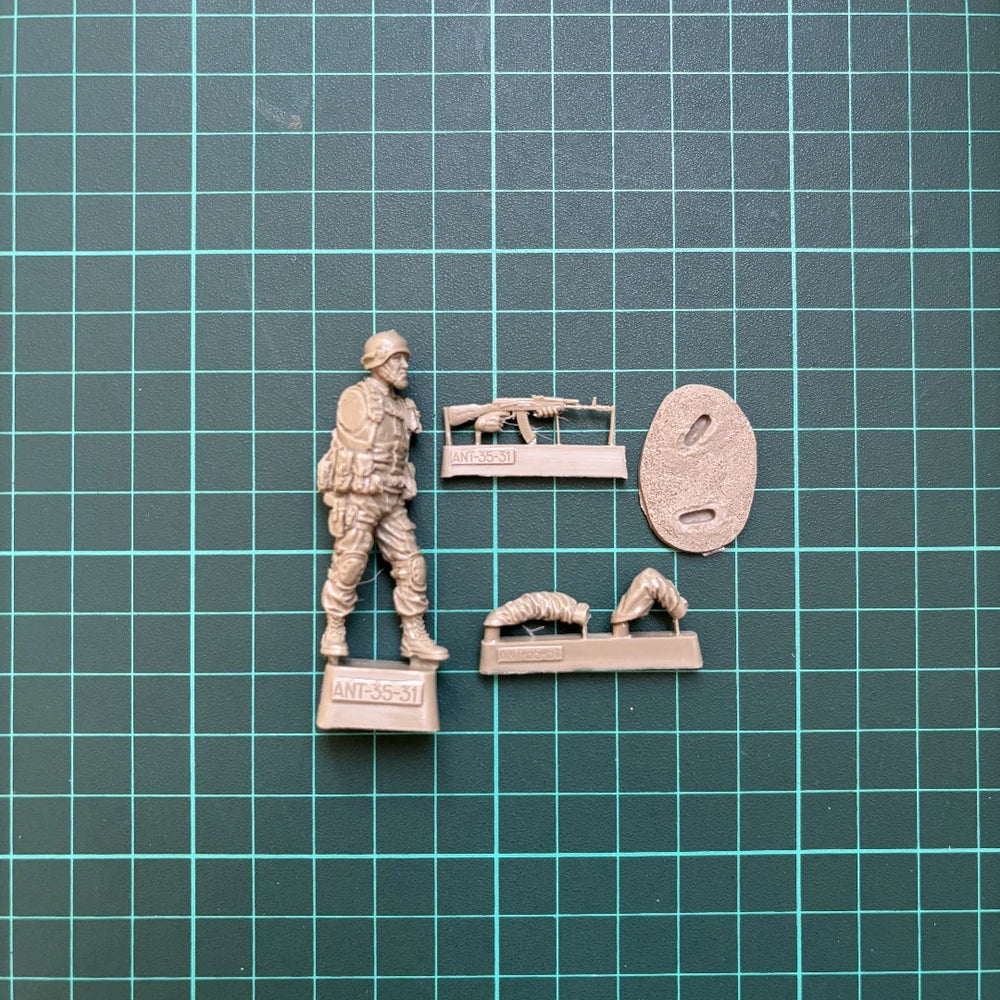 1/35 Modern Tactical Operator in Digital Camo Alert Stance, Resin Model Figure Kit, Unassembled and Unpainted