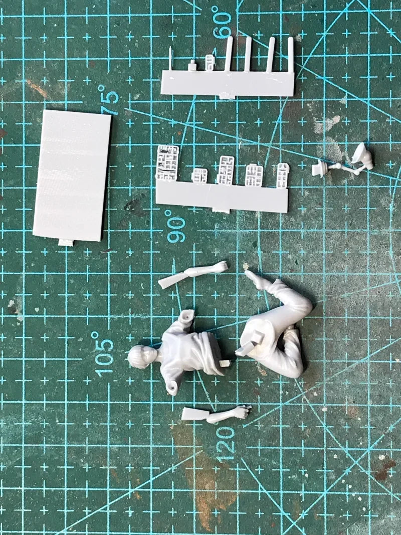1/35 Modern Female Modeler, Resin Model Figure Kit, Unassembled and Unpainted