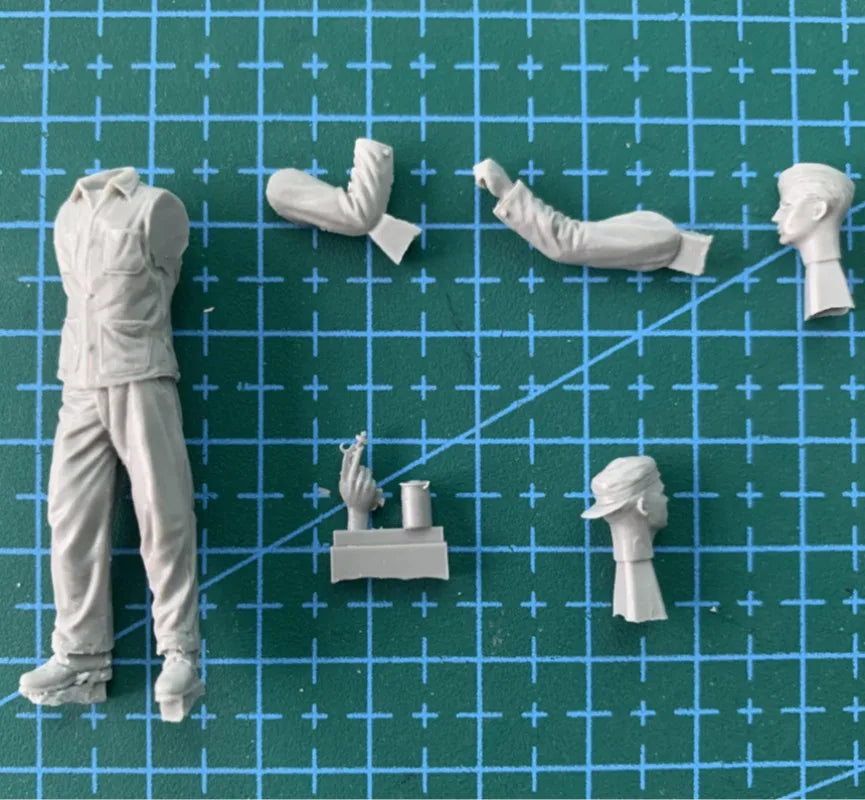 1/35 WWII Soldier with Field Equipment, Resin Model Figure Kit, Unassembled and Unpainted