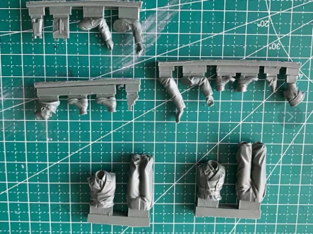 1/35 WWII German Officers Consulting with Clipboard, 3 Figures, Resin Model Figure Kit, Unassembled and Unpainted