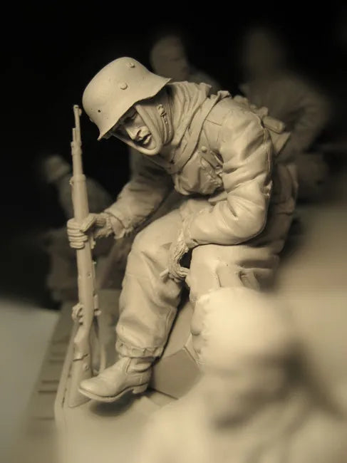 1/16 WWI German Infantryman Resting with Rifle, Resin Model Figure Kit, Unassembled and Unpainted