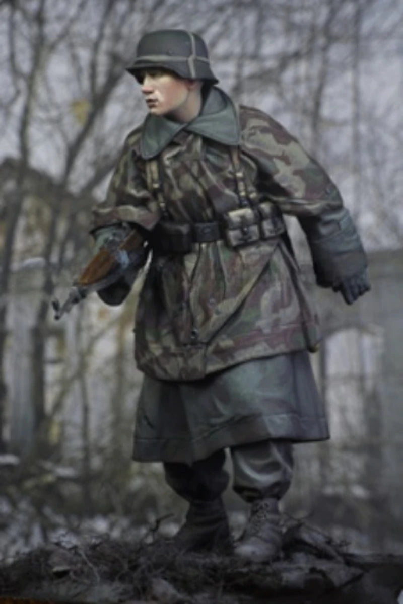 1/16 WWII US Grenadier Advancing with Rifle, Resin Model Figure Kit, Unassembled and Unpainted