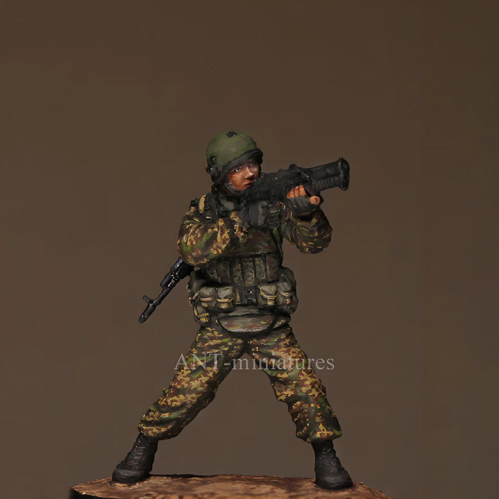 1/35 Modern Desert Infantry with Binoculars, Resin Model Figure Kit, Unassembled and Unpainted