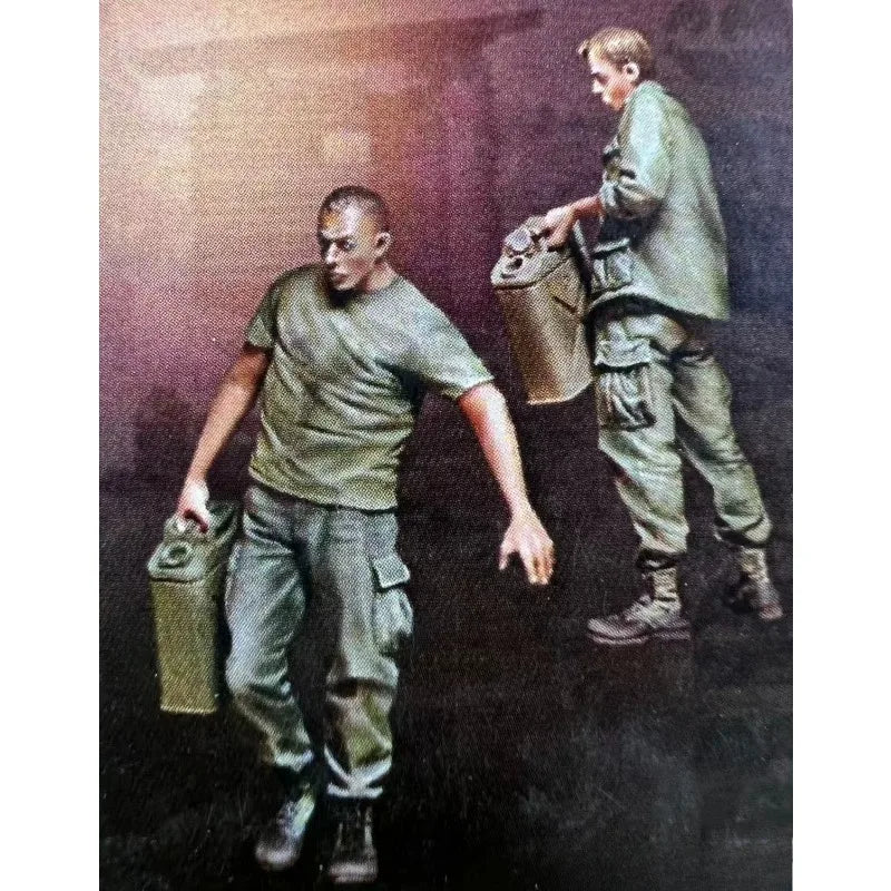 1/35 Modern US Army Tank Refueling Officer, 2 Figures, Resin Model Figure Kit, Unassembled and Unpainted
