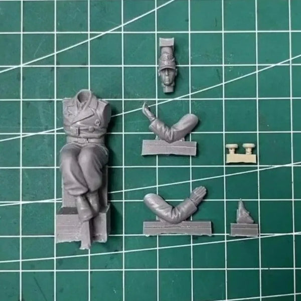 1/35 WWII German Panzer Commander in Coat, Resin Model Figure Kit, Unassembled and Unpainted