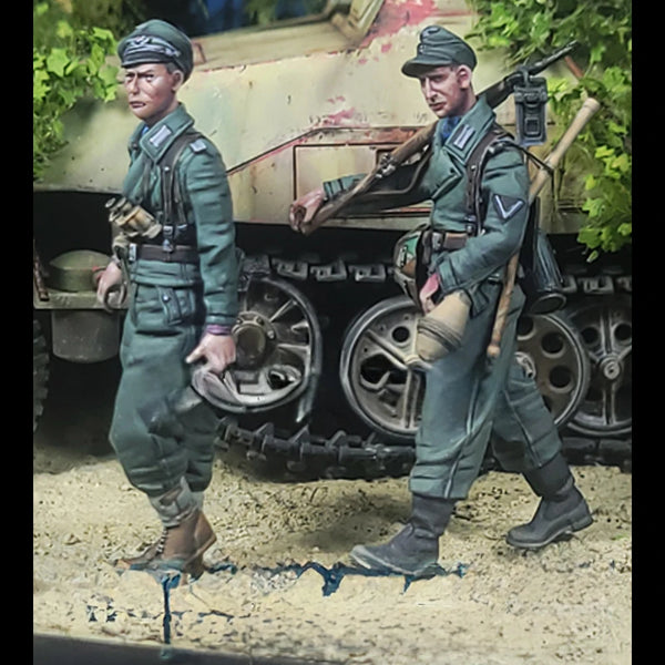 1/35 WWI Soldiers with Motorcycle, 2 Figures, Resin Model Figure Kit, Unassembled and Unpainted