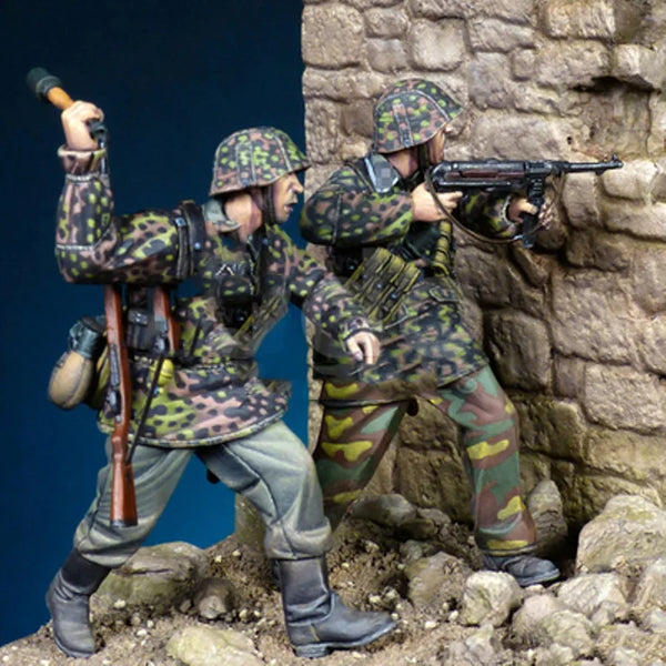 1/35 WWII German Splitter Camouflage Infantry Assault, 2 Figures, Resin Model Figure Kit, Unassembled and Unpainted