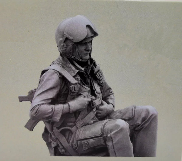 1/48 Modern Soldier Seated with Rifle, Resin Model Figure Kit, Unassembled and Unpainted