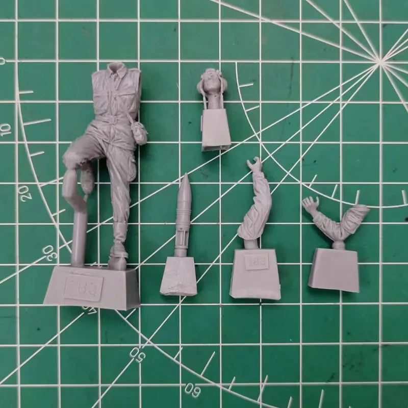 1/35 WWII Soviet Tank Crewman Loading Shell, Resin Model Figure Kit, Unassembled and Unpainted