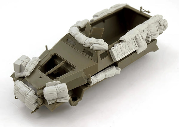 1/35 WWII Tank with Debris Field, Resin Model Vehicle Kit, Unassembled and Unpainted