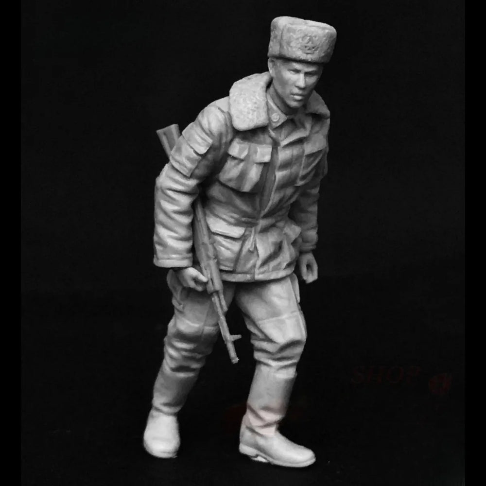 1/35 WWII Soviet Soldier Standing Alert with Rifle, Resin Model Figure Kit, Unassembled and Unpainted