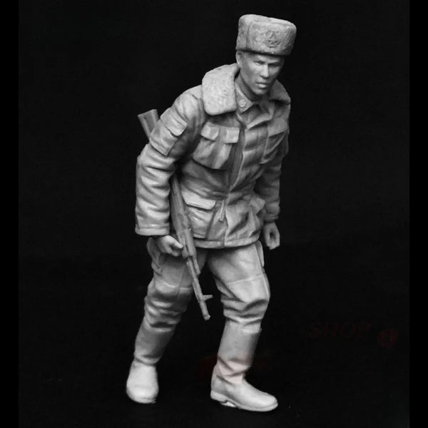 1/35 WWII Soviet Soldier Standing Alert with Rifle, Resin Model Figure Kit, Unassembled and Unpainted