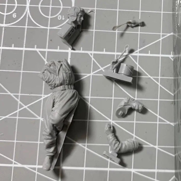 1/35 Civilian Mechanic Leaning Forward, Resin Model Figure Kit, Historical Theme, Unassembled and Unpainted