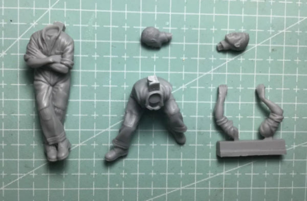 1/35 WWII German Panzer Crew with Reclining Gunner, 2 Figures, Resin Model Figure Kit, Unassembled and Unpainted